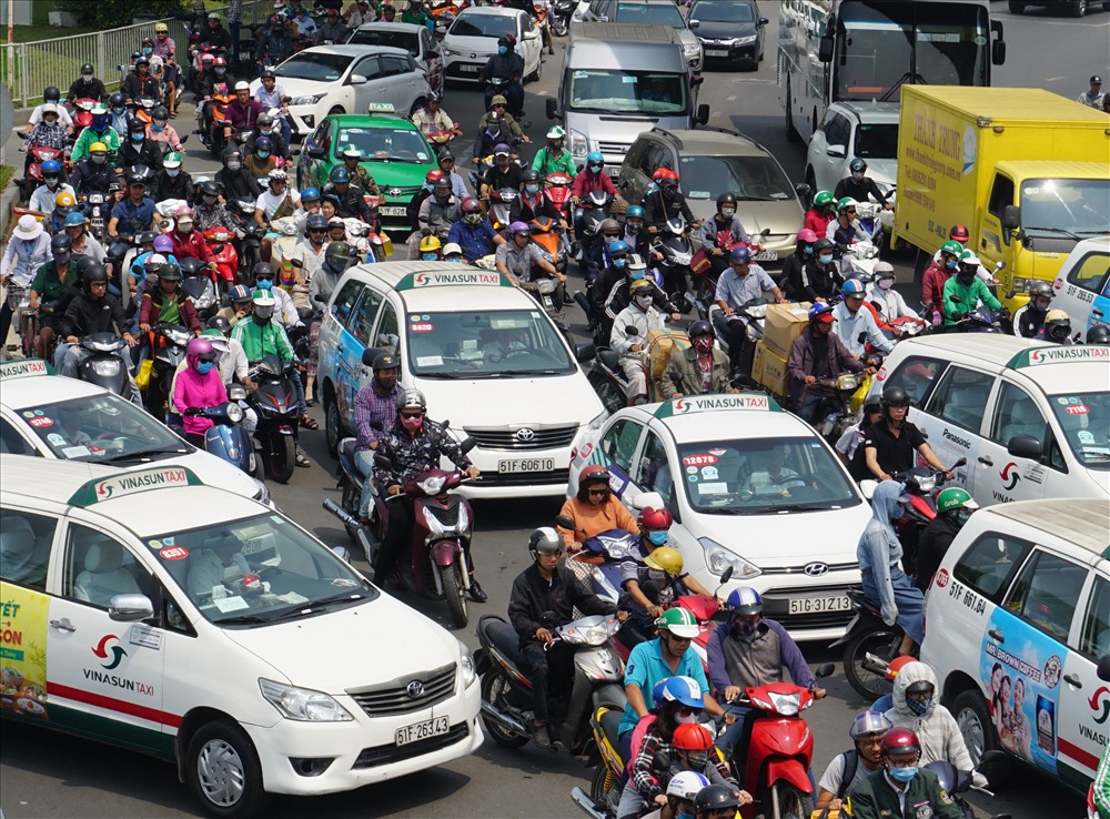 Người đi xe máy phải kèn cựa từng chút không gian để di chuyển.