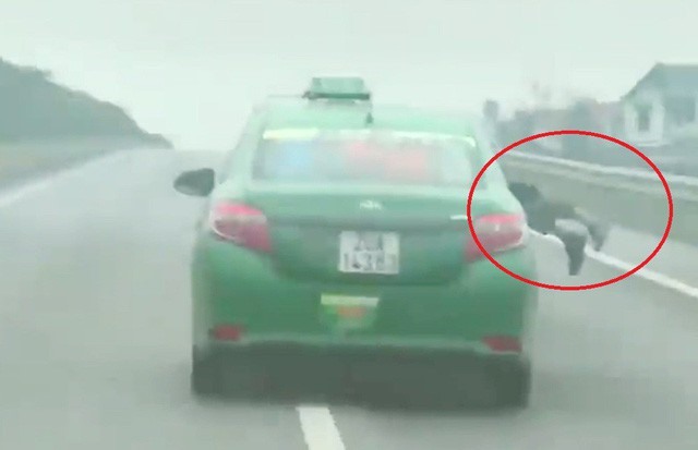 Chiến sĩ Công an bị hất văng lên taxi.