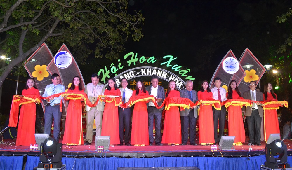 Các đại biểu cắt băng khai mạc Hội hoa xuân Nha Trang - Khánh Hòa năm 2018. Ảnh: Châu Tường