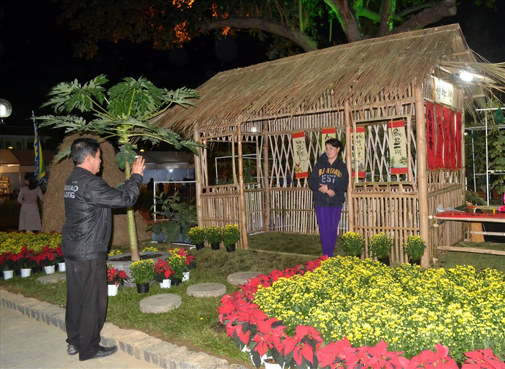 Ngôi nhà tranh trong khuôn viên Hội hoa xuân được khá nhiều người dân, du khách chụp ảnh lưu niệm. Ảnh: Châu Tường