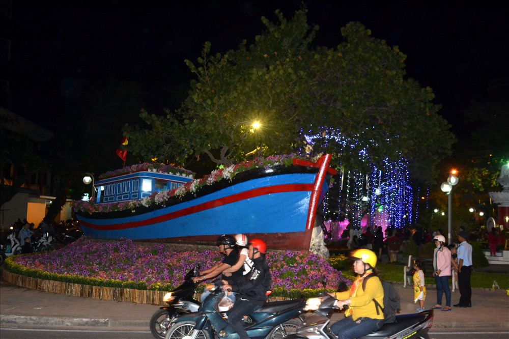 Thuyền hoa là sản phẩm mới của Hội hoa xuân năm nay. Ảnh: Châu Tường