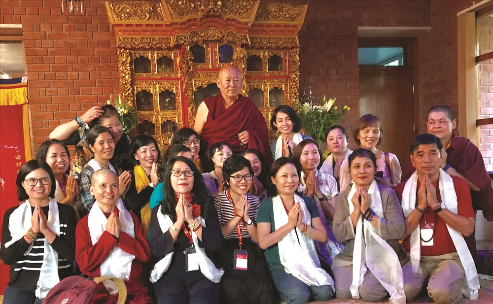 Pháp vương Kyabgon Chetsang Rinpoche với Phật tử Việt Nam tại đại lễ kỷ niệm 800 năm ngày nhập diệt của sư tổ Kyobpa Jigten Sumgom (tháng 10.2017). Ảnh: H.P