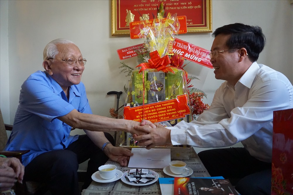 Ông Võ Văn Thưởng thăm hỏi sức khỏe và chúc Tết gia đình ông Võ Văn Tuấn.