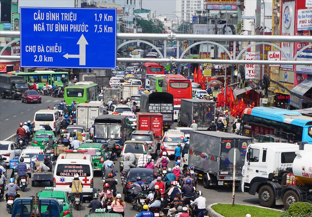 Từ 12h trưa ngày 9.2, dòng xe từ vòng xoay Hàng Xanh đổ về đường Xô Viết Nghệ Tĩnh rất lớn khiến đoạn đường này luôn trong tình trạng bị quá tải.