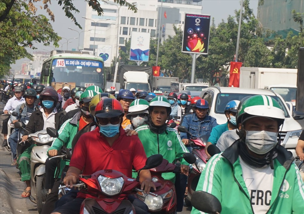Các tuyến đường như Trường Chinh, Cộng Hòa, Hoàng Văn Thụ, Bạch Đằng, Hoàng Minh Giám, Nguyễn Thái Sơn... luôn trong tình trạng xe phủ kín đường.