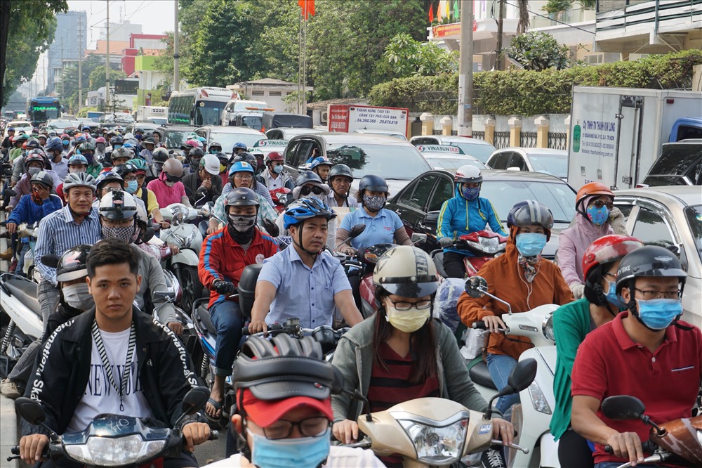 Không chỉ khu vực bến xe Miền Đông, những ngày qua khu vực trung tâm thành phố như: Nguyễn Thị Minh Khai, Điện Biên Phủ, Nguyễn Đình Chiểu, Võ Văn Tần, Hai Bà Trưng, Trương Định, Tôn Đức Thắng, Trần Hưng Đạo, Nguyễn Thái Học… lượng phương tiện cũng đông hơn ngày thường nên thường xuyên ùn ứ, xe phải di chuyển rất chậm.