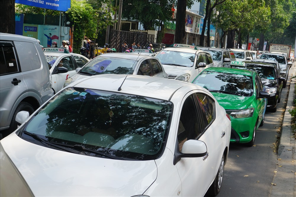 Xe ô tô “chôn chân” trên đường Pasteur (quận 1) giữa trưa 9.2.