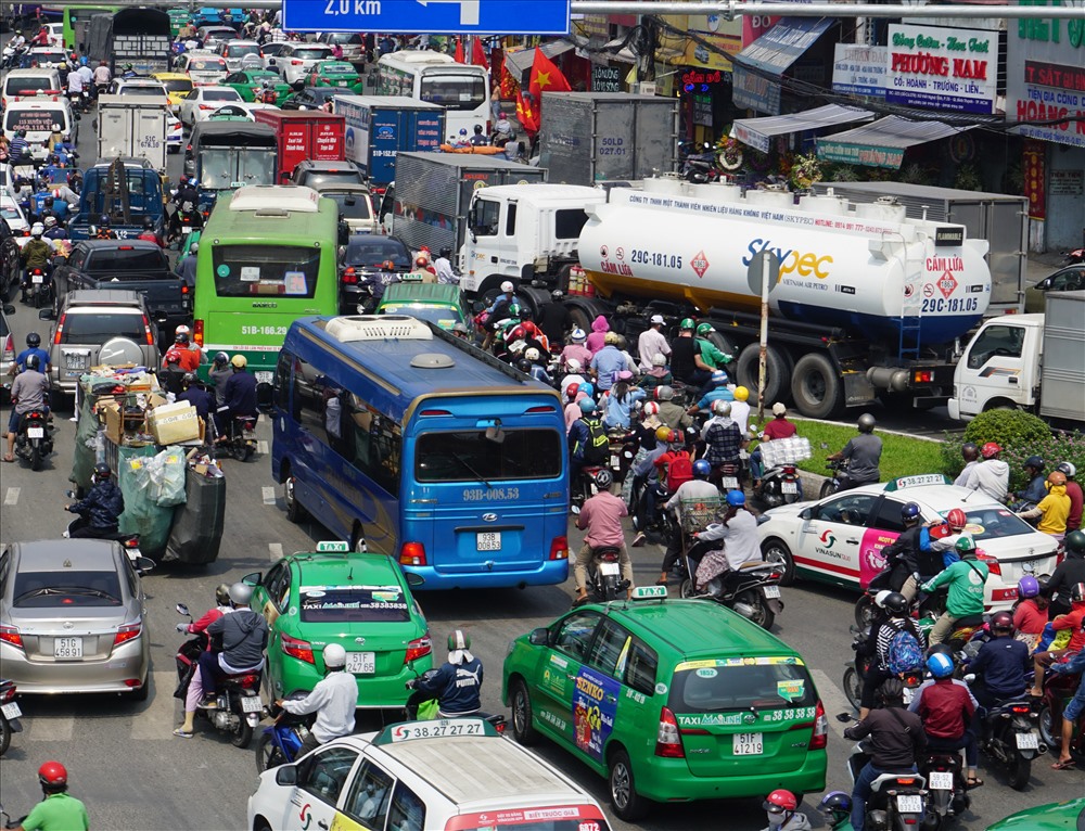 Người dân mang theo đồ đạc lỉnh kỉnh, ô tô khác, xe buýt đổ về bến xe Miền Đông khiến các tuyến đường xung quanh bị quá tải