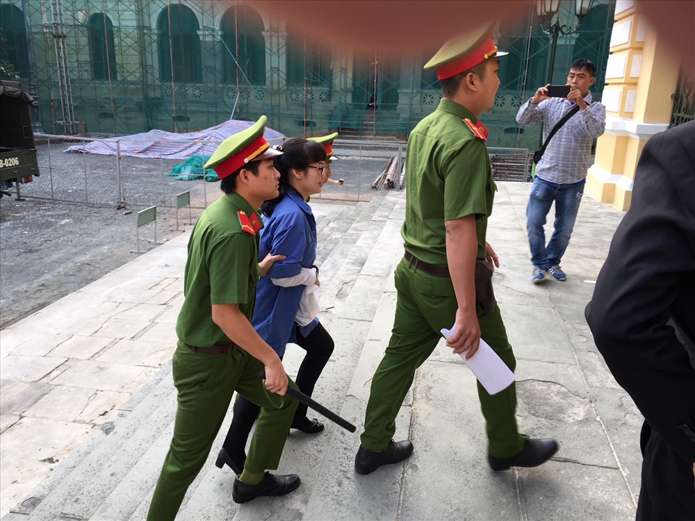 Bị cáo Như được dẫn gỉai tới toà. Ảnh: C.H