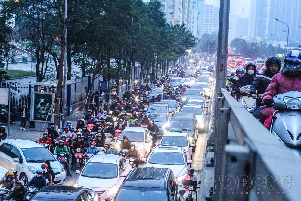 Từ 17h-18h30, đường Hoàng Minh Giám ùn tắc cục bộ. Người dân mất khoảng 30 phút mới có thể di chuyển lên cầu vượt.
