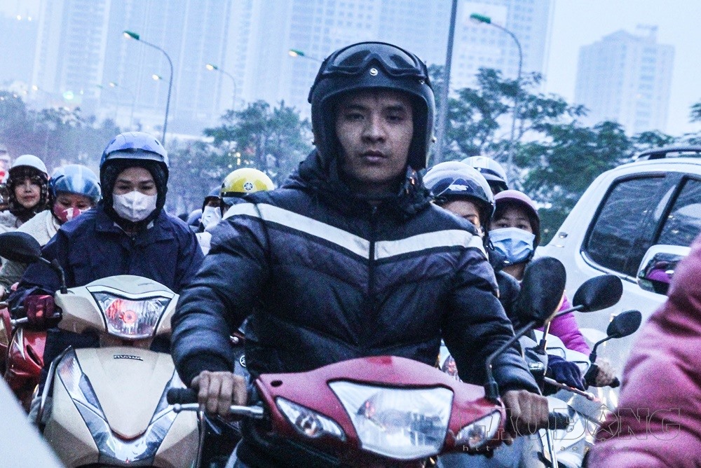 Người dân mệt mỏi khi phải chôn chân hàng giờ trên đường.