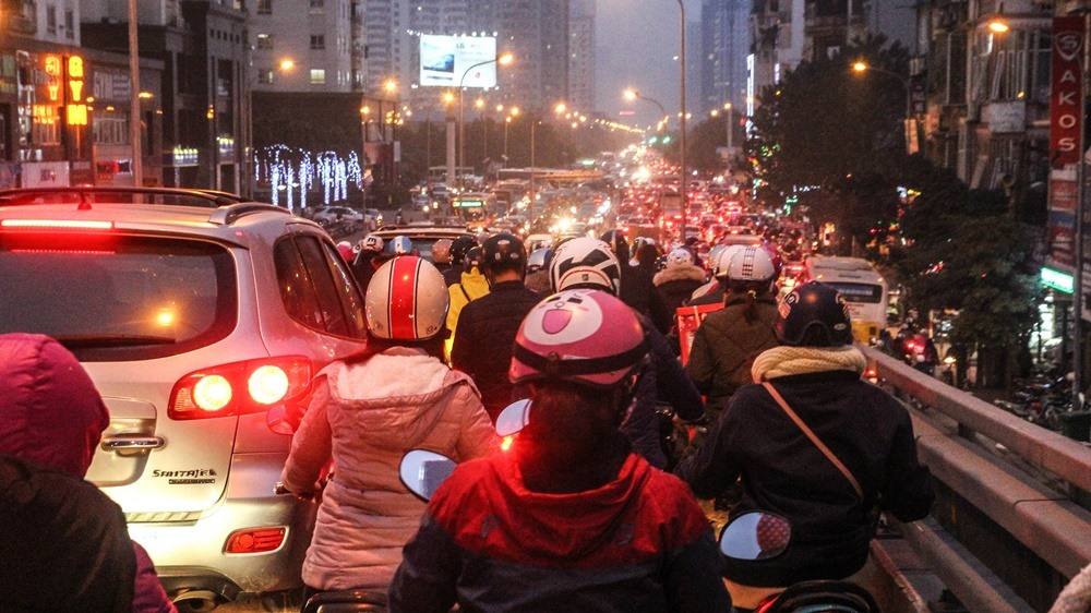 Mật độ giao thông tại khu vực này về chiều tối ngày càng cao. Đến 18h50, điểm nóng ách tắc này vẫn chưa giảm nhiệt.
