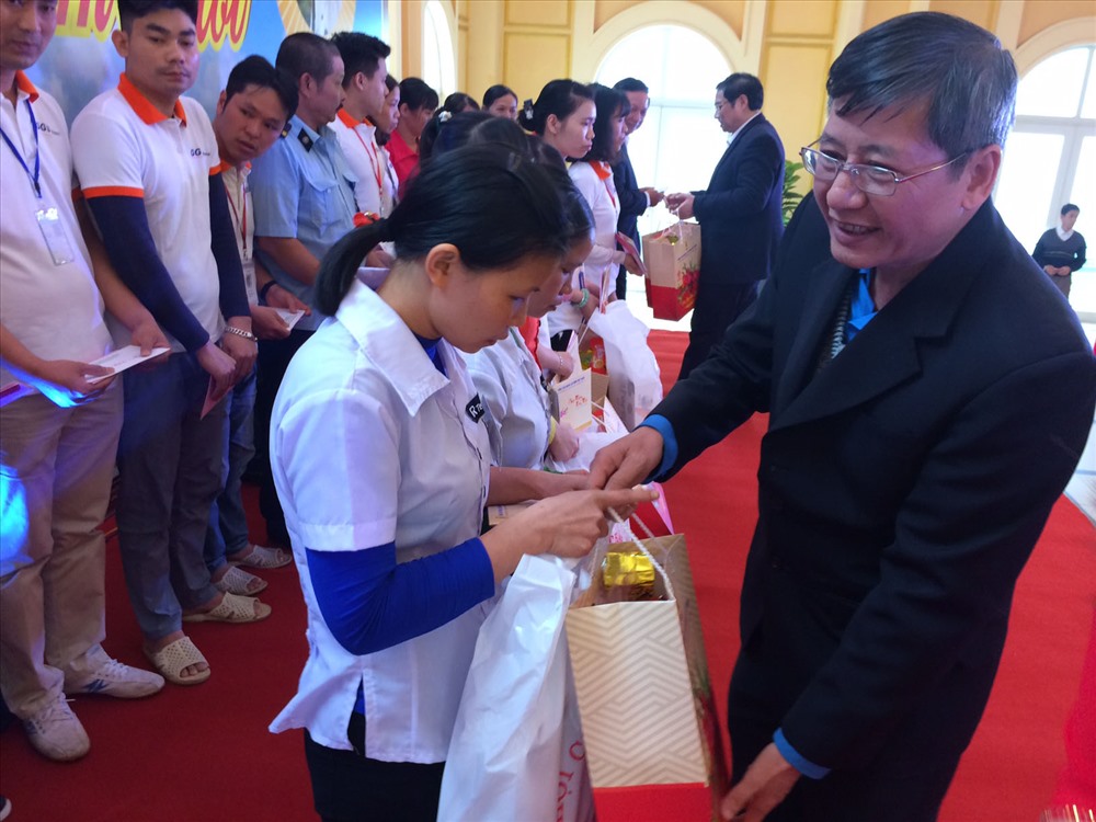 Đồng chí Trần Thanh Hải - Phó Chủ tịch Thường trực Tổng LĐLĐVN trao quà tới CNLĐ có hoàn cảnh khó khăn.
