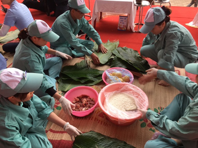 Lên sân khấu, mỗi người một việc để gói cho nhanh.