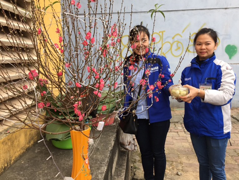 Các đội không chỉ kiểm tra gạo nếp, đỗ xanh, thịt, lạt, lá dong, dưa hành, mà còn chuẩn bị cả cành đào để trang trí với mong muốn khắc họa mùa xuân ngay trên sân khấu của “Tết sum vầy”.