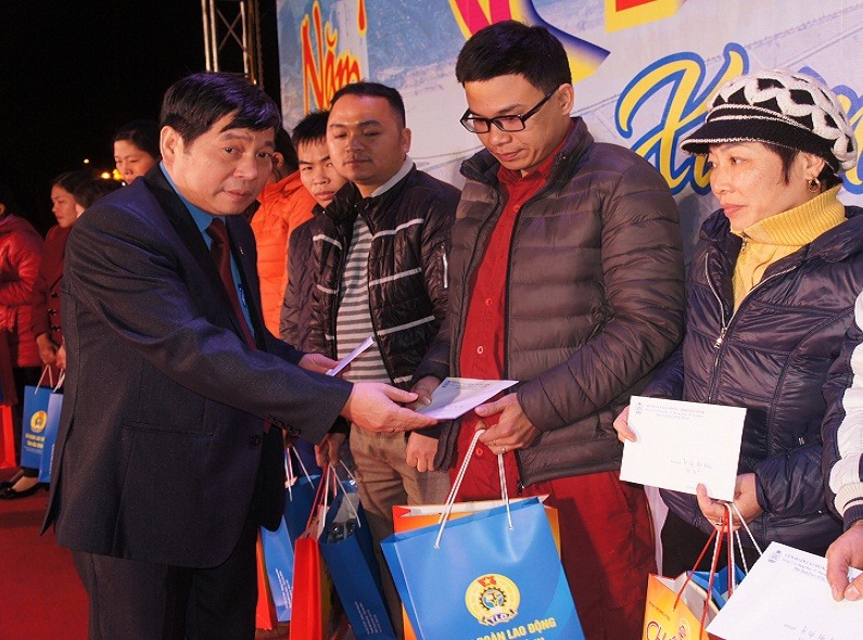 Đồng chí Nguyễn Văn Đông - Ủy viên Đoàn Chủ tịch, Chánh văn phòng Tổng LĐLĐ Việt Nam trao quà cho NLĐ