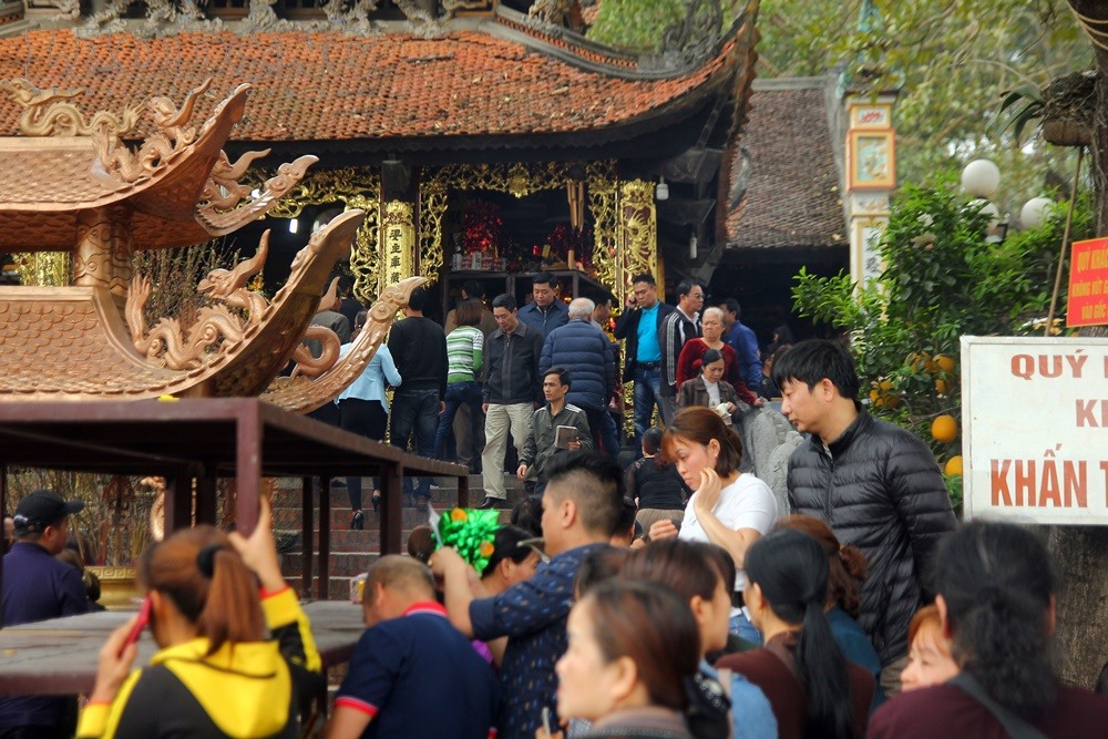 Từ 10h, Hàng ngàn người chen chúc nhau sắp lễ dâng lên Bà Chúa Kho, chủ yếu là người buôn bán, kinh doanh đến cầu xin làm ăn gặp nhiều may mắn.