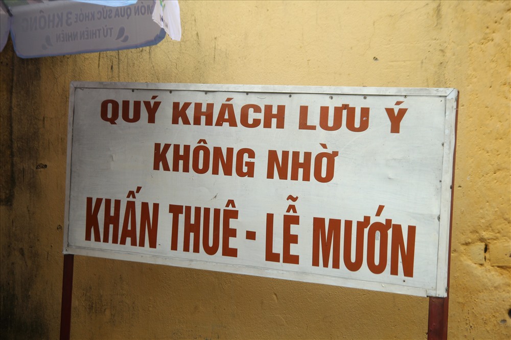 Mặc dù ở ngoài đền đã Biển khuyến cáo du khách không nhờ người “khấn thuê, lễ mướn“.