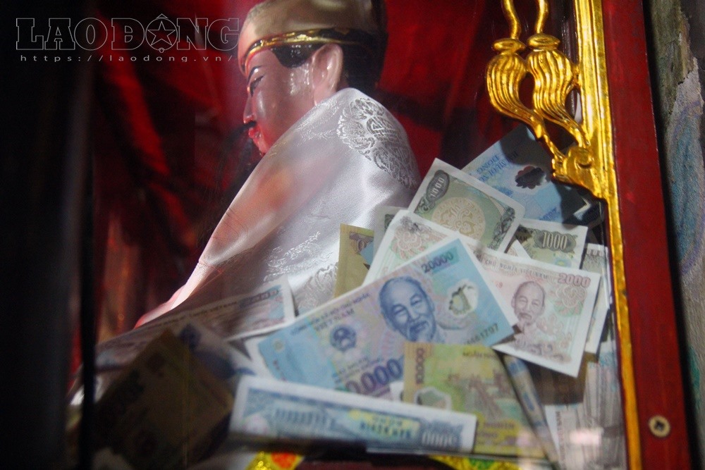 Các tượng chất đầy tiền lẻ.