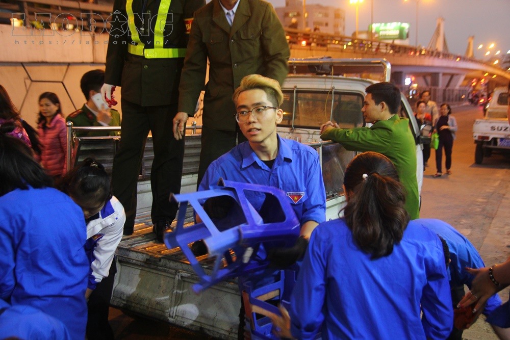 Để tạo thuận tiện nhất cho bà con CAP đã tổ chức các điểm phát ghế miễn phí cho bà con và duy trì điểm trông xe miễn phí