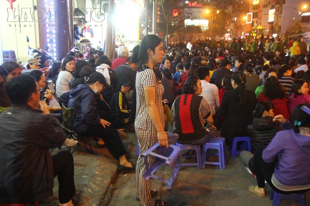 gười dân và du khách hành hương tỏ ra bức xúc trước hiện tượng “chèo kéo” thuê ghế ngồi với giá 10.000 đồng khi đi lễ chùa Tổ đình Phúc Khánh