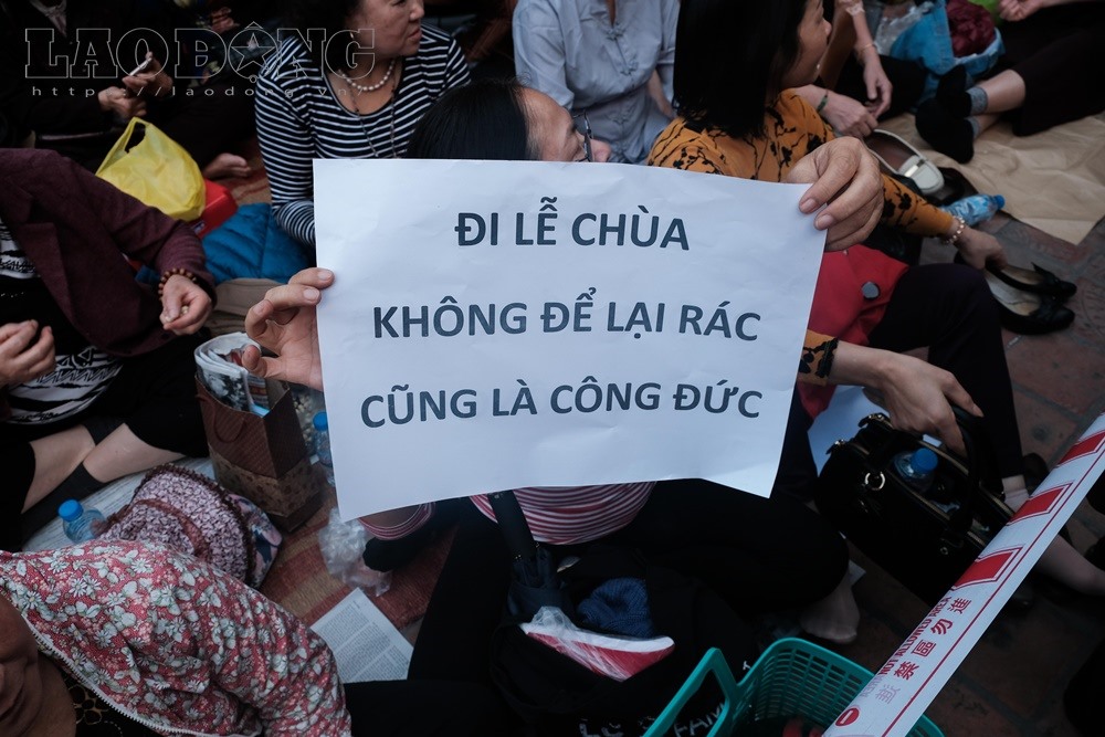 Đội tình nguyện viên thủ đô giơ cao khẩu hiệu