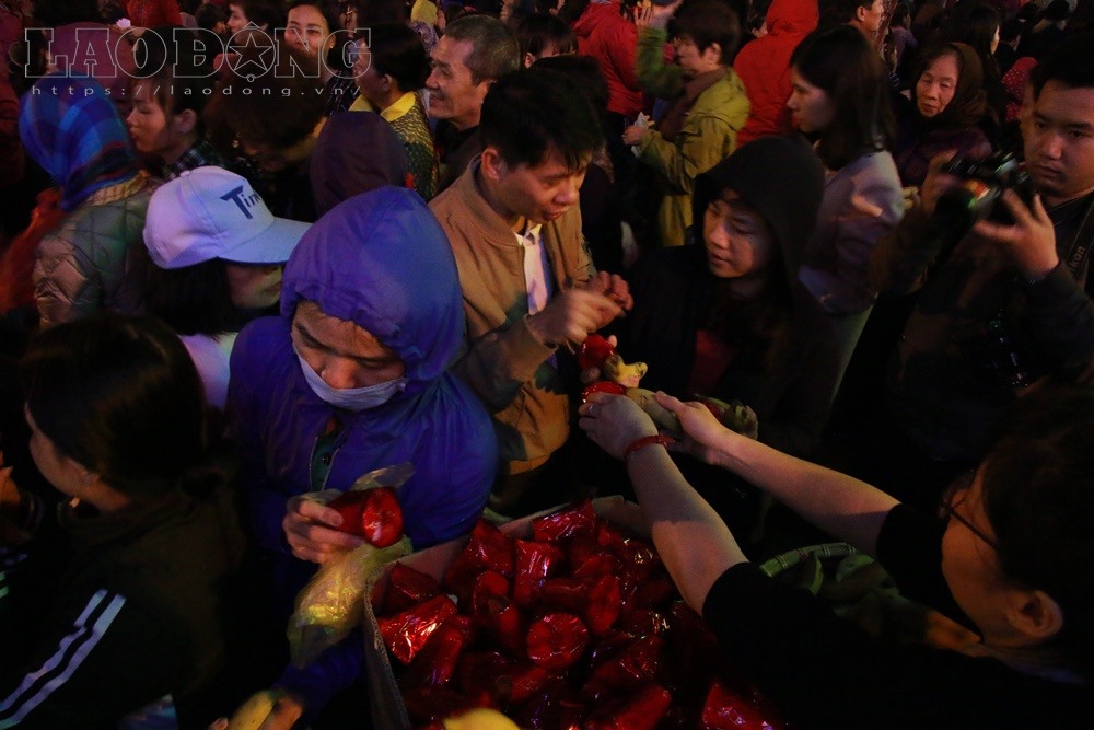 Gương mặt phấn khởi người dân khi đón lộc của nhà chùa.