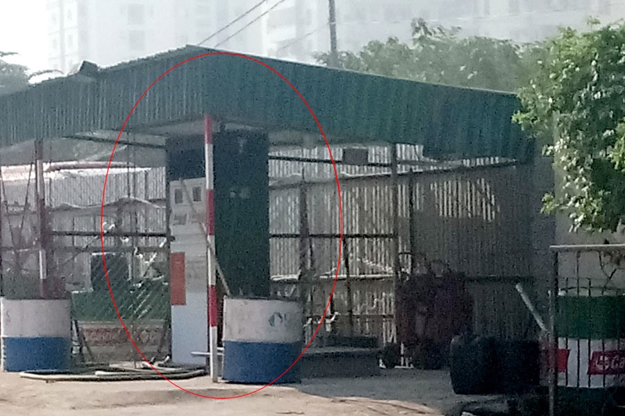 Cận cảnh cây xăng lậu dựng trong bến cóc của nhà xe Kumho Việt Thanh.