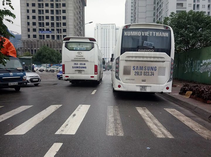 Đỗ trong chưa đủ, nhà xe Kumho Việt Thanh thường xuyên đỗ xe tràn ra đường gây cả trở giao thông.