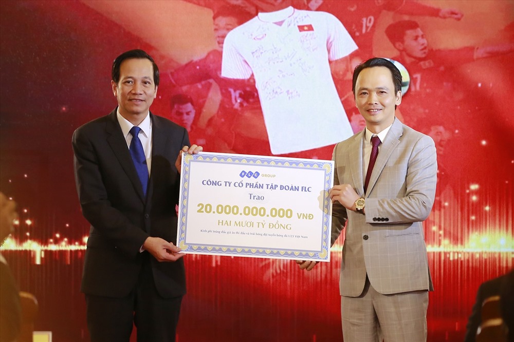 Chủ tịch Tập đoàn FLC Trịnh Văn Quyết trao kinh phí đấu giá 20 tỷ đồng cho Bộ trưởng Bộ Lao động, Thương binh và Xã hội Đào Ngọc Dung.