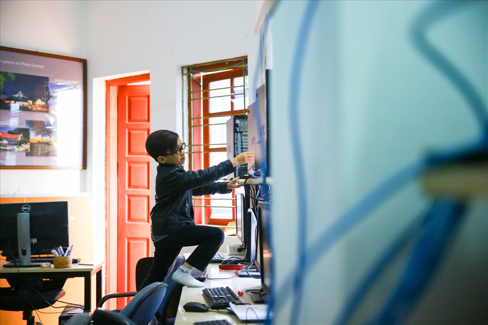 Mặc dù ngại bị bạn bè trêu chọc nhưng những năm tháng cấp 2, cấp 3, Hùng vẫn cố gắng chơi với bạn bè nhiều để thu hẹp khoảng cách và để hiểu hơn về mọi người.
