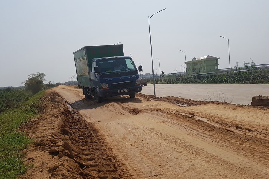 Tuyến đê Hữu Thao cũng bị cày nát nghiêm trọng.