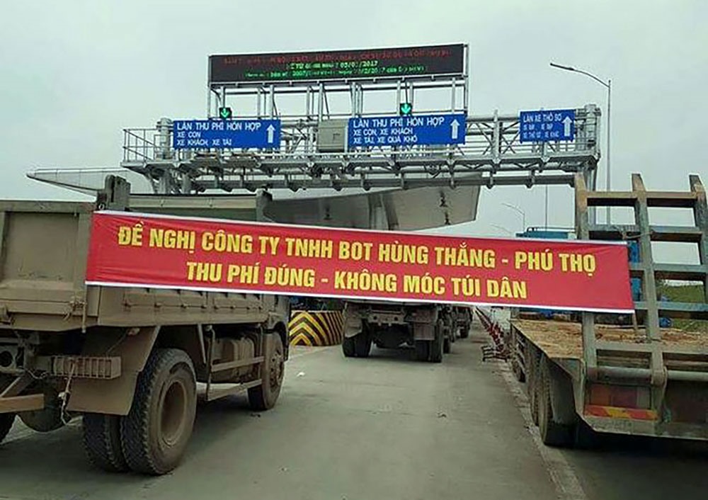 Chỉ vài ngày sau khi được thu phí chính thức (6.3.2017), BOT Tam Nông đã vấp phải sự phản đối gay gắt của người dân địa phương (ảnh tư liệu).
