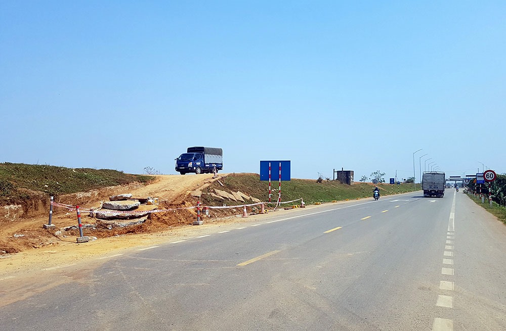 Các đoạn lên xuống tuyến đê đã bị rào lại vì lý do sửa chữa cống nước.