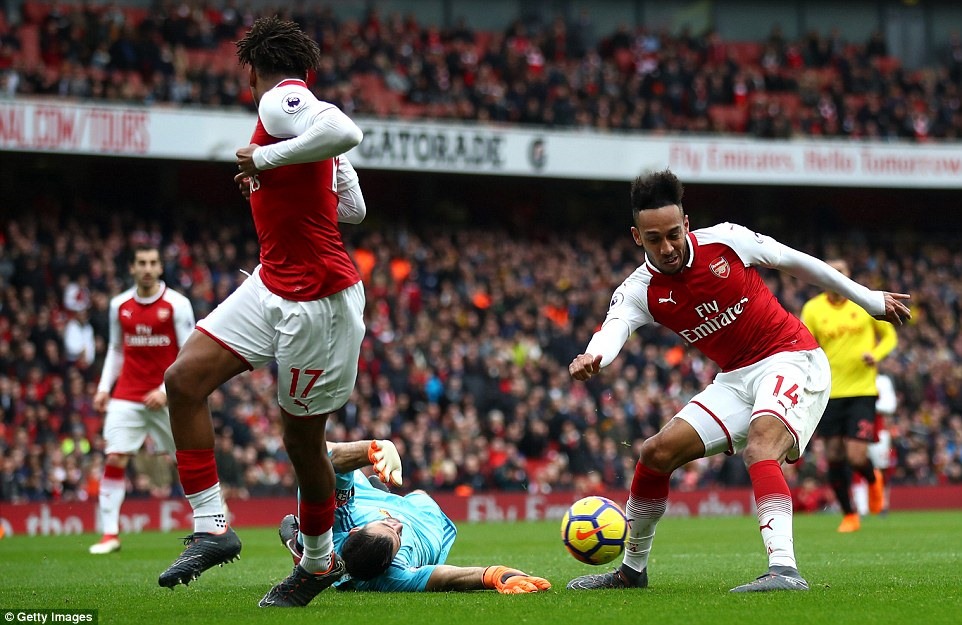 Pha xử lí dẫn đến bàn nâng tỷ số lên 2-0 của Aubameyang (ngoài cùng bên phải). Ảnh: Getty Images.