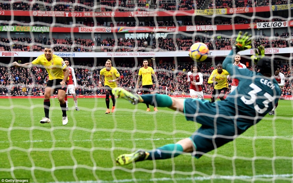 Petr Cech xử lí chính xác khi đối mặt cú đá 11 m của Troy Deeney. Ảnh: Getty Images.