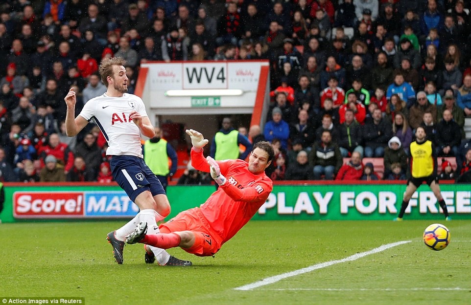 Tình huống nỗ lực dứt điểm dẫn đến chấn thương của Harry Kane (áo trắng). Ảnh: Reuters.