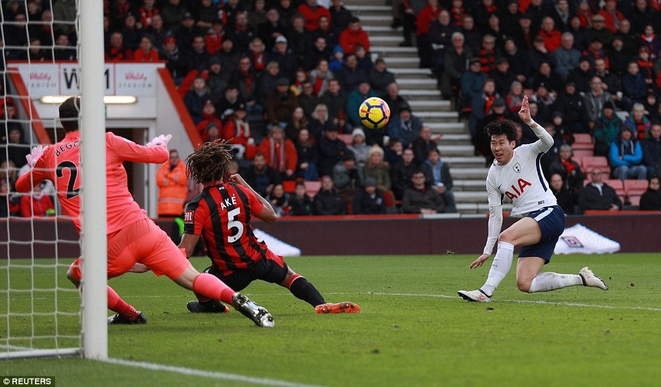 Son Heung-min (áo trắng) tung cú volley, giúp Tottenham vượt lên dẫn 2-1. Ảnh: Getty Images.