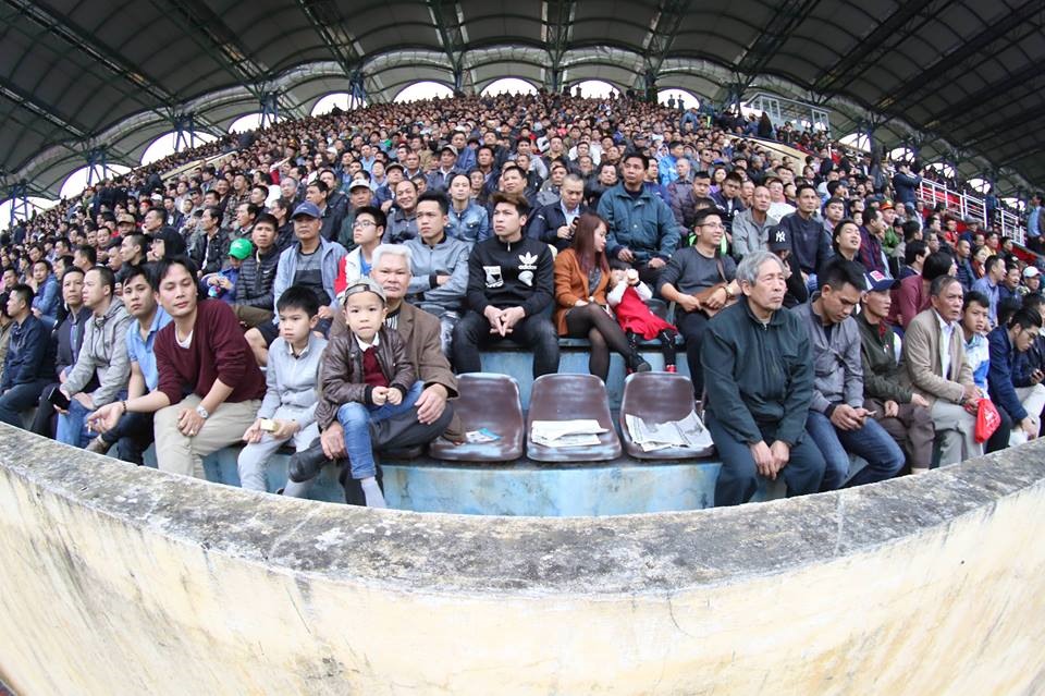 CĐV Nam Định chào đón đội bóng trở lại sân chơi V.League. Ảnh: H.A