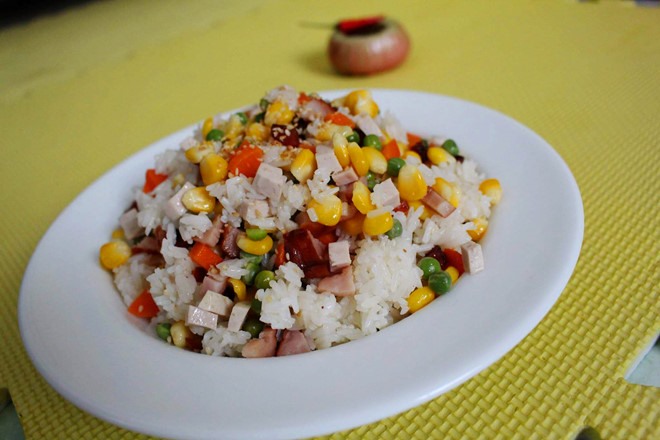 Cơm chiên ngũ sắc là món ăn khá đơn giản, dễ làm. Ảnh: Zing