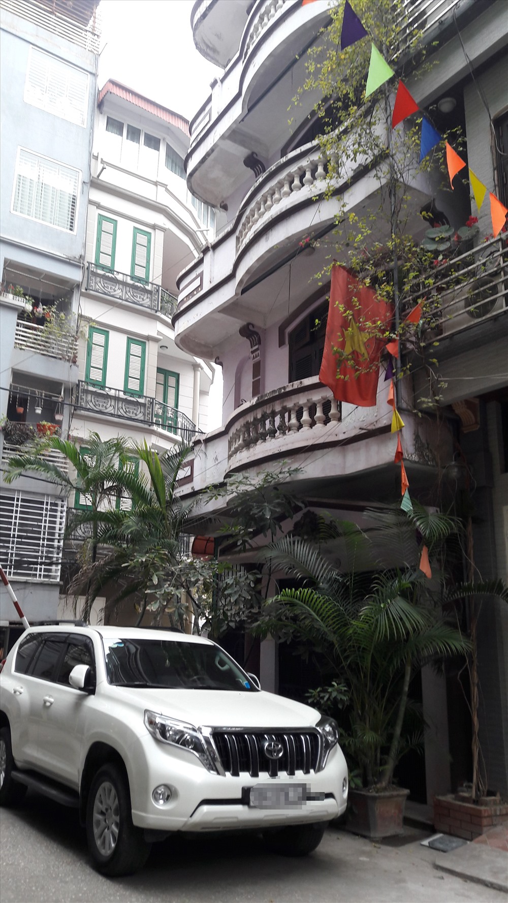 Căn nhà liền kề 4 tầng tại ngõ 84 Chùa Láng khá khang trang. 