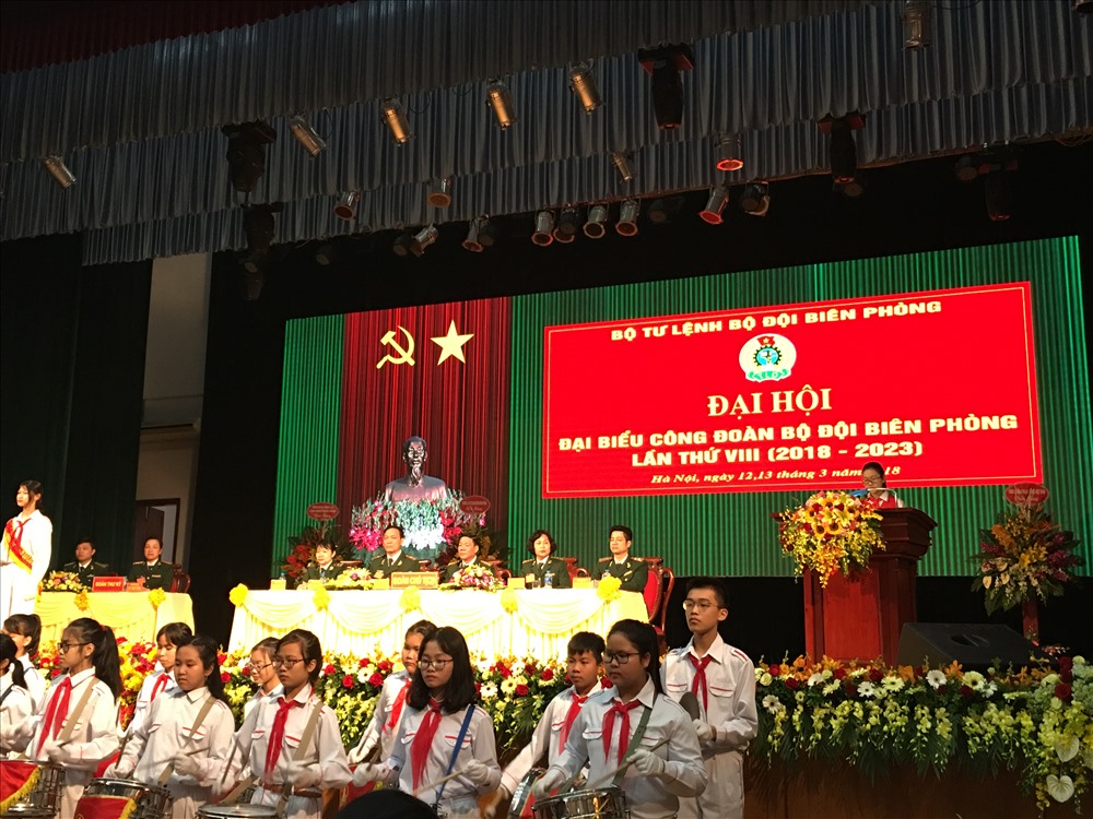 Đoàn thiếu nhi Thủ đô Hà Nội chúc mừng Đại hội. Ảnh: L.N
