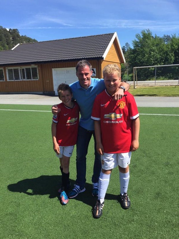 Khoảnh khắc Carragher quyết không “chịu nhục” trước Neville. Ảnh: 90 min.