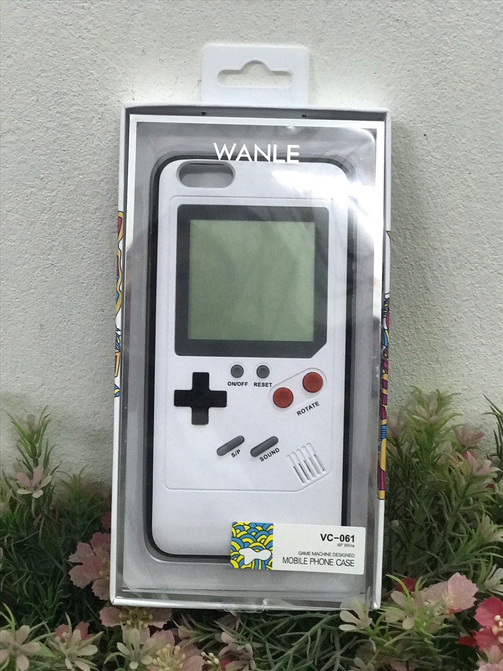 Đây là sản phẩm của công ty Wanle Gamers. Chiếc ốp lưng mô phỏng lại máy chơi game kinh điển Game Boy từng rất thịnh hành trong thập niên 90.