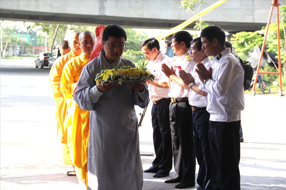 Những người có mặt tại buổi cầu siêu là cựu chiến binh, nguyên là cán bộ, chiến sĩ Trung đoàn 83 Công binh, Quân chủng Hải quân.