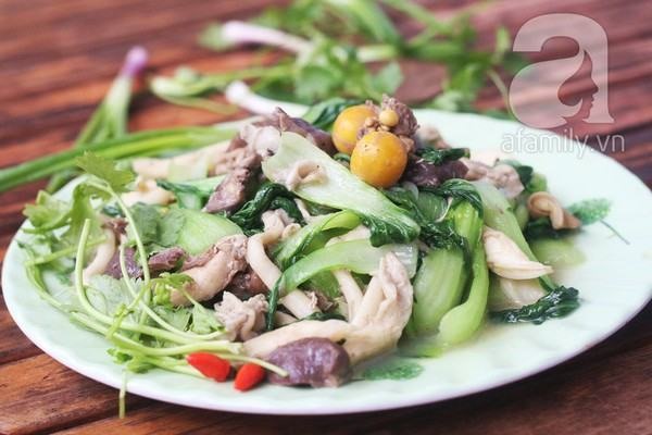 Rau cải xào lòng gà. Ảnh: Helino