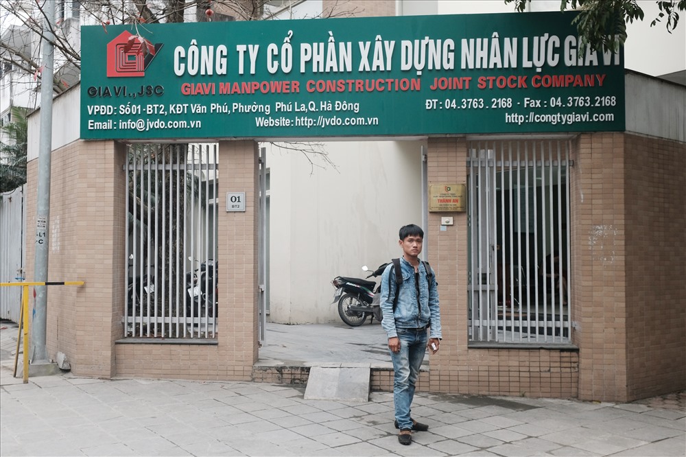 Anh Chính được Báo Lao Động đưa lên Cty Gia Vi để cùng phối hợp nhận thi hài bà Bình. Ảnh: S.T
