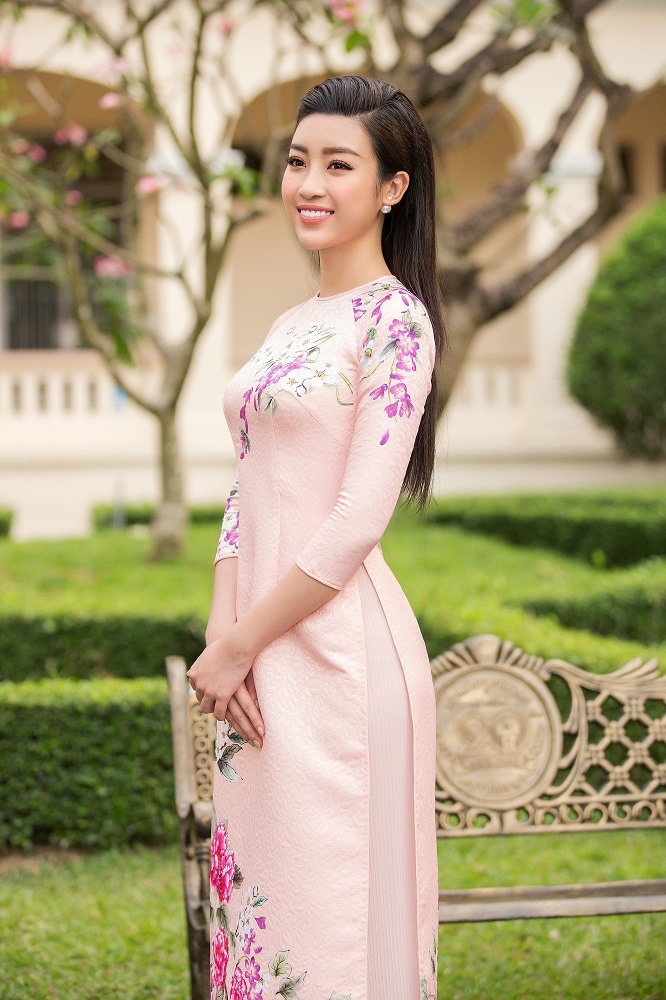 Nàng hậu lựa chọn tối giản phụ kiện để tôn lên nét đẹp nhẹ nhàng của áo dài.