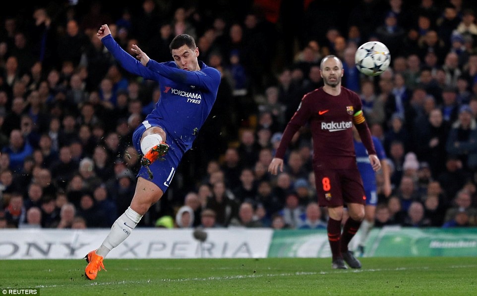 Một cú volley của Eden Hazard trong trận lượt đi. Ảnh: Reuters.