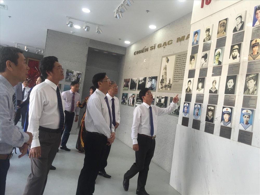 Lãnh đạo tỉnh Khánh Hòa tham quan khu vực trưng bày tư liệu lịch sự Gạc Ma. Ảnh: N.B